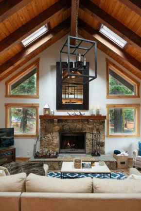 Serenity Tahoe Retreat and Hot Tub - 10 min to Northstar